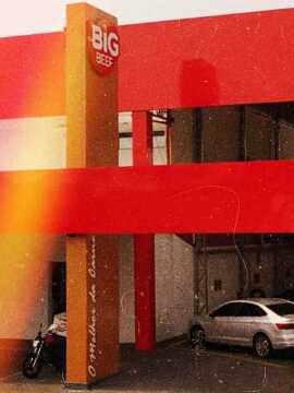 Foto da entrada e estacionamento do Big Beef