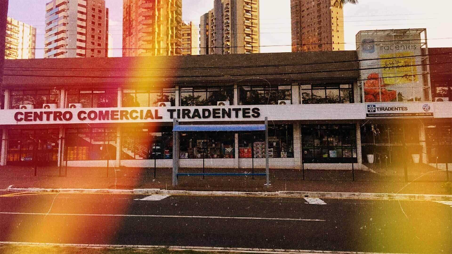 Foto da fachada do Centro Comercial Tiradentes com estacionamento em frente