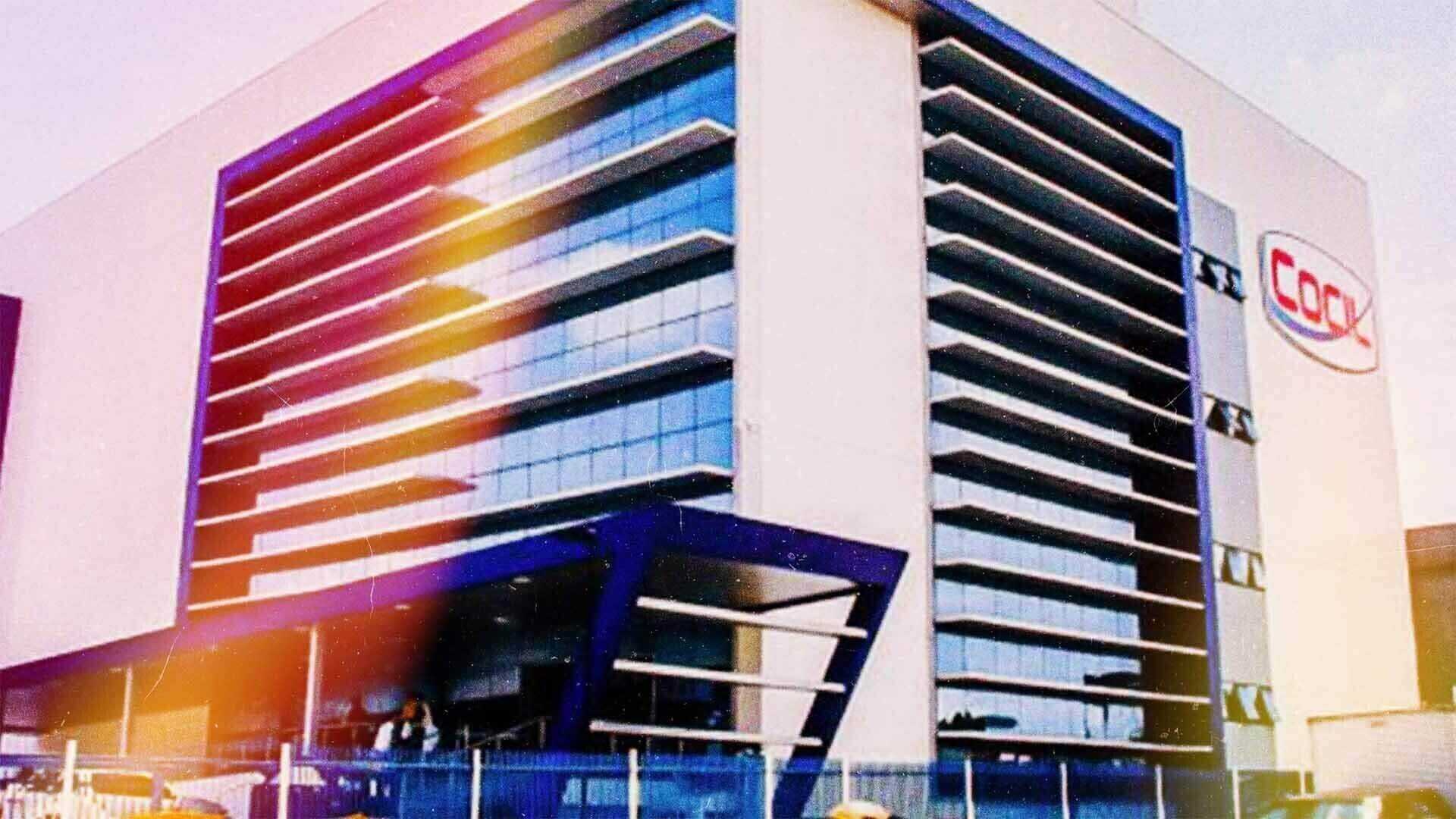 Prédio da Cocil fotografado diagonalmente
