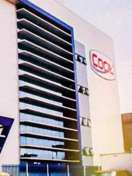 Prédio da Cocil fotografado diagonalmente