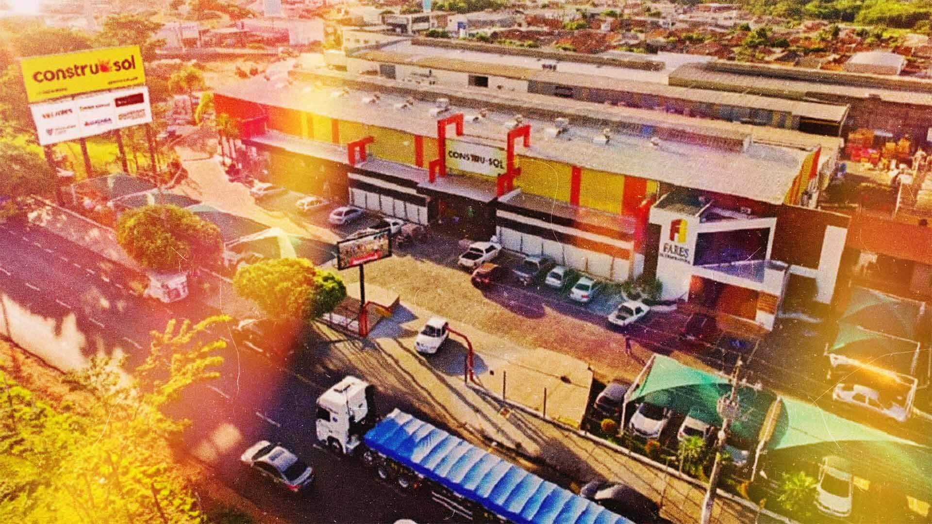 Imagem do alto da Constru-Sol com outdoor ao lado