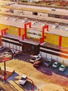 Imagem do alto da Constru-Sol com outdoor ao lado