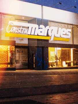 Foto noturna da frente da loja da Construmarques