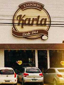 Frente da loja Empório Karla com carros estacionado em frente