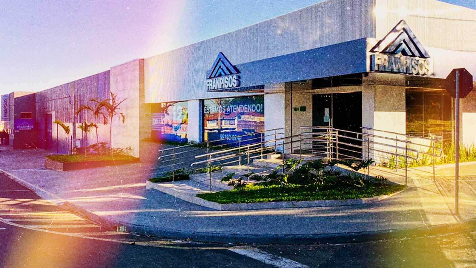 Loja Franpisos fotografado de esquina