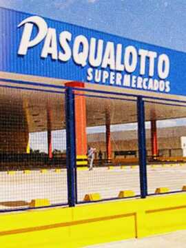 Fachada do estacionamento do Pasqualotto Supermercados