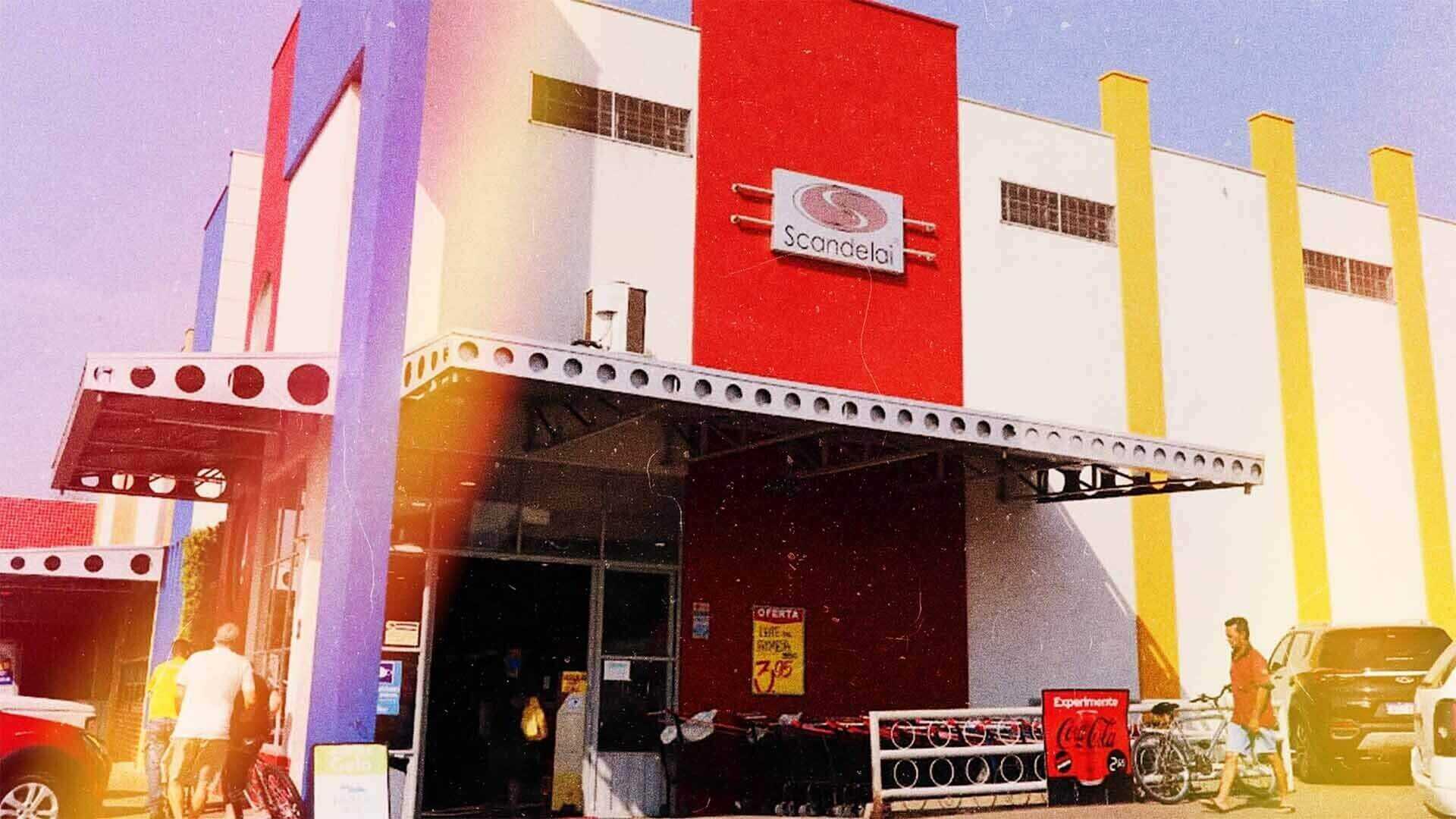 Foto de uma entrada do mercado Scandelai