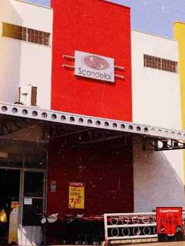 Foto de uma entrada do mercado Scandelai