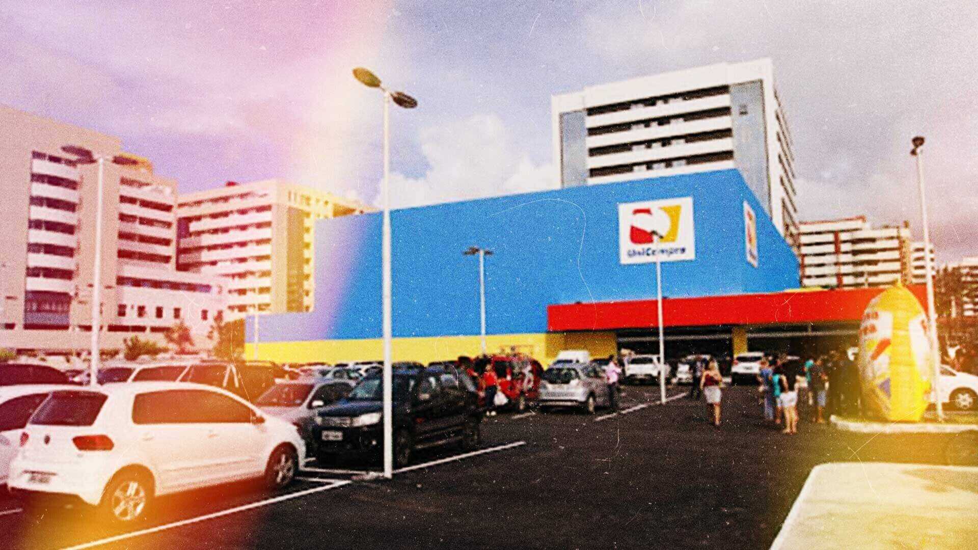 Estacionamento com prédio do UniCompra ao fundo