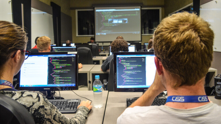 Instrutor Djeison Hart ministrando treinamento de AngularJS realizado na  sala de treinamentos da UNICISS
