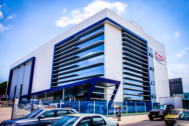 Prédio da Cocil fotografado diagonalmente