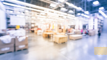 Imagem abstrata e com lente desfocada de um estoque ao fundo referente ao artigo