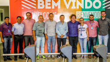 Foto dos executivos da CISS e da CONSTRUMARQUES na entrada da SEDE CISS em Dois Vizinhos/PR