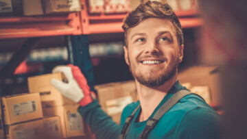 Homem sentado à mesa tranquilamente - Foto de capa do Post: Confiança do comércio cresce 18 em Janeiro