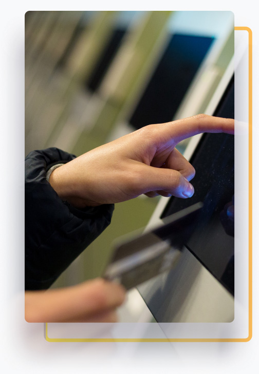 Recursos CISSTotem - Mão utilizabdo uma tela de totem