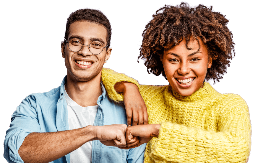 Um jovem casal mostrando união e força cerrando os punhos